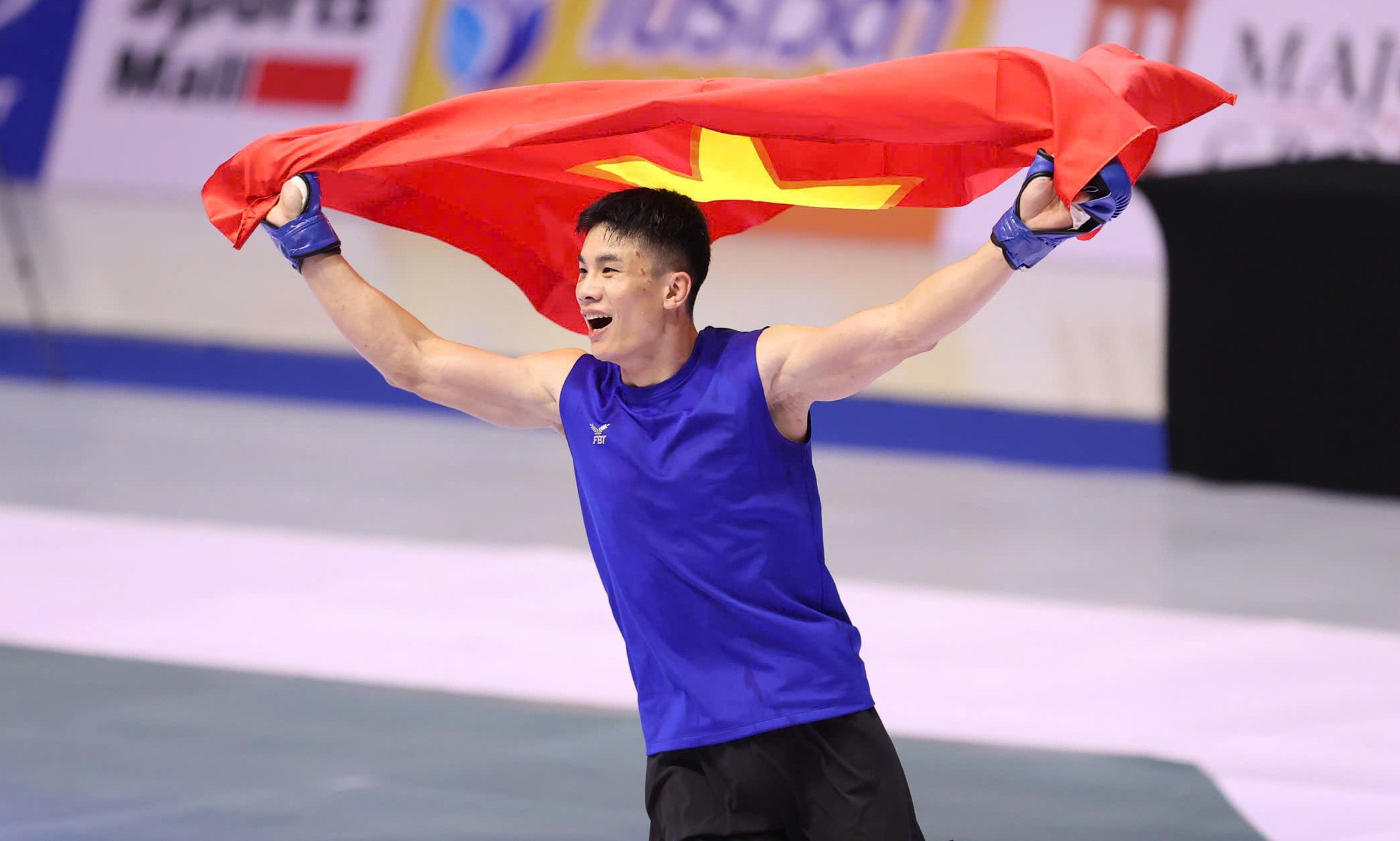 Quàng Văn Minh áp đảo đối thủ và giành HCV. (Ảnh: Dũng Phương Võ/SGGP)