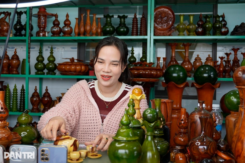 Thợ gỗ làm liều, cả làng livestream bán hàng để giữ nghề - 2 Thợ gỗ làm liều, cả làng livestream bán hàng để giữ nghề - 2