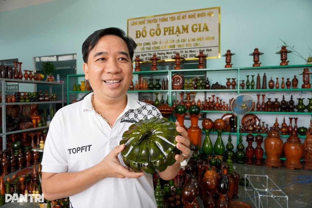 Thợ gỗ làm liều, cả làng livestream bán hàng để giữ nghề - 1 Thợ gỗ làm liều, cả làng livestream bán hàng để giữ nghề - 1