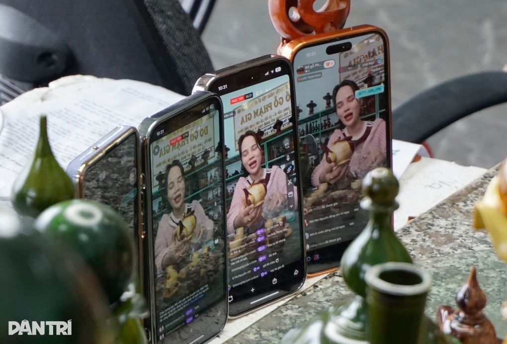 Thợ gỗ làm liều, cả làng livestream bán hàng để giữ nghề - 3 Thợ gỗ làm liều, cả làng livestream bán hàng để giữ nghề - 3