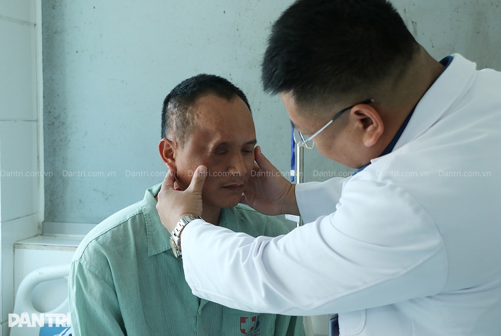 Người đàn ông mắc ung thư hiếm phải khoét một mắt, gồng gánh nuôi 3 con nhỏ - 2