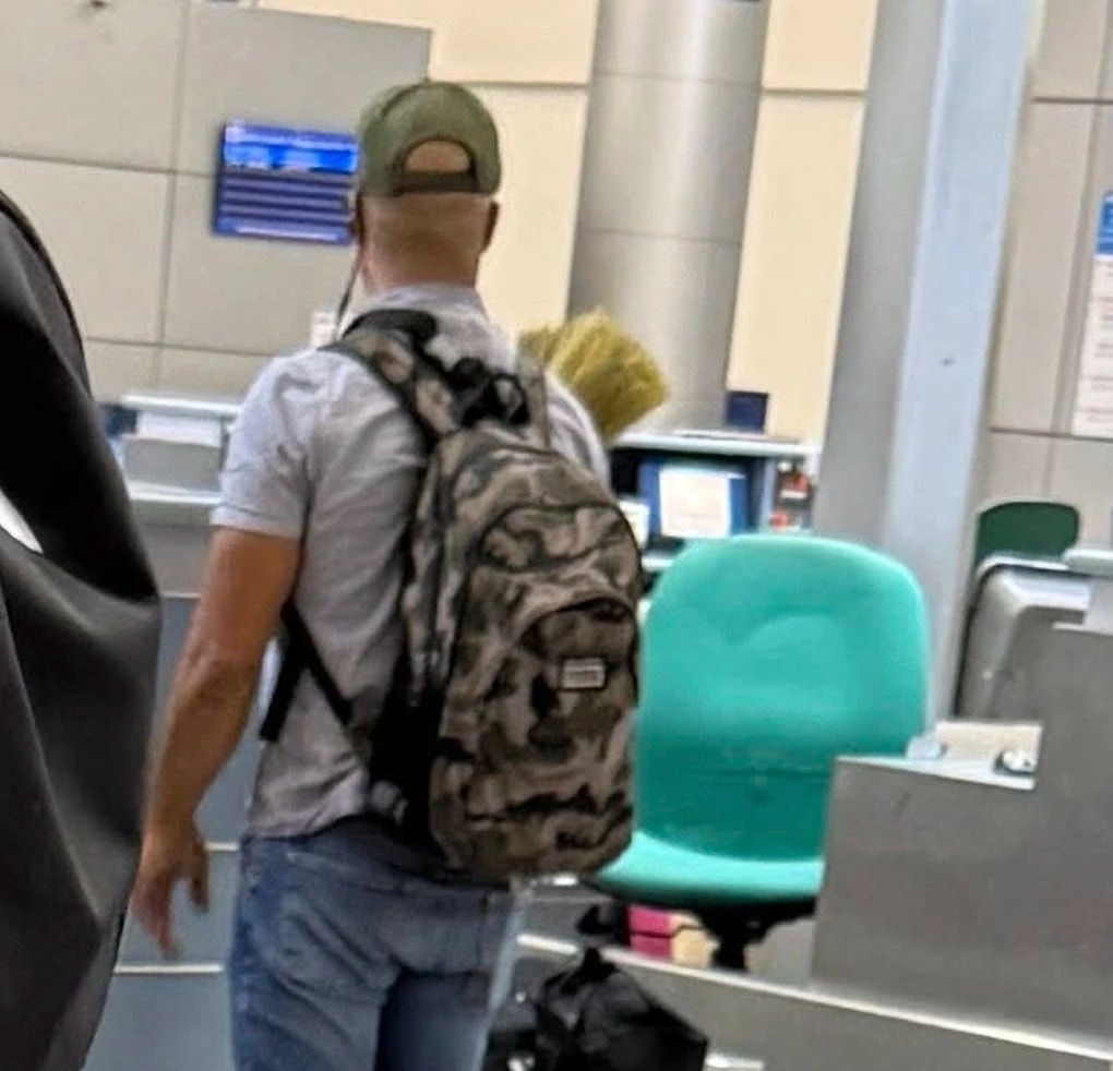 Hình ảnh khách Tây ôm chổi đót Việt Nam về nước gây xôn xao - 1 Hình ảnh khách Tây ôm chổi đót Việt Nam về nước gây xôn xao - 1