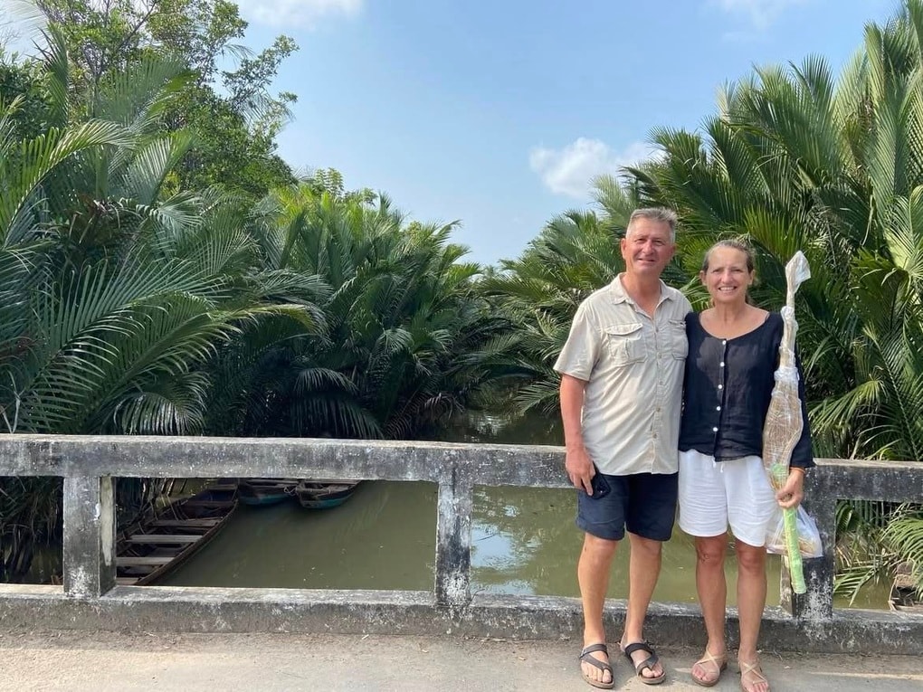 Hình ảnh khách Tây ôm chổi đót Việt Nam về nước gây xôn xao - 3 Hình ảnh khách Tây ôm chổi đót Việt Nam về nước gây xôn xao - 3