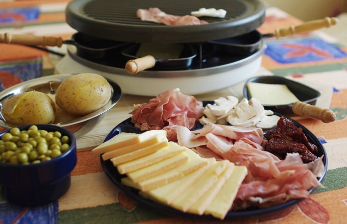 Pho mát nướng Raclette - món ăn ấm áp mùa Giáng sinh - 1