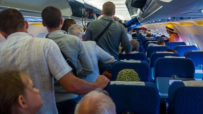 Nhiều hành khách có thói quen rời ghế và tràn ra khu vực lối đi ngay khi máy bay hạ cánh. Ảnh: Escape