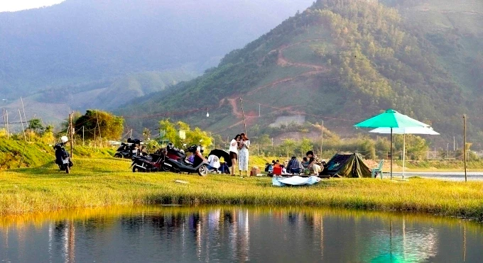 Bờ sông Cu Đê là địa điểm yêu thích để tổ chức picnic của các bạn trẻ. Ảnh: Phan Định