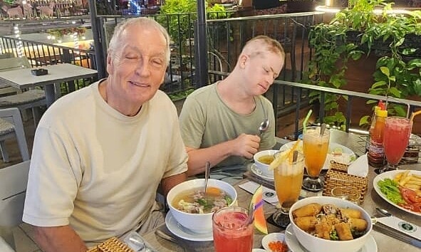 Alan và Joey trong chuyến du lịch TP HCM. Ảnh: NVCC