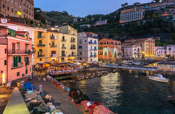 Naples là thành phố cảng, nằm ở miền nam Italy, nổi tiếng ẩm thực ngon nhất thế giới. Ảnh: Hotels