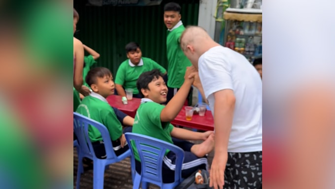 Joey được những đứa trẻ ở TP HCM chào đón. Ảnh chụp màn hình