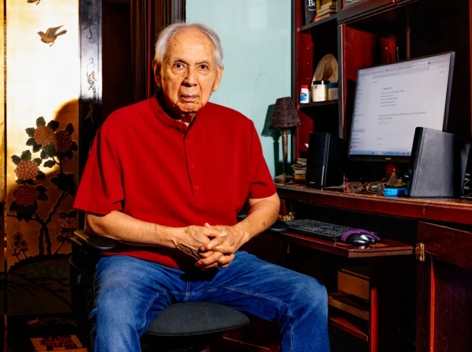 Luis Bautista, 82 tuổi là người đồng sáng lập một công ty khởi nghiệp công nghệ ở Mỹ, người rất coi trọng AI. Ảnh: Cassidy Araiza