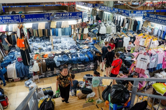 Các gian hàng của tiểu thương tại chợ Đồng Xuân (Hà Nội). Ảnh: Hoàng Giang