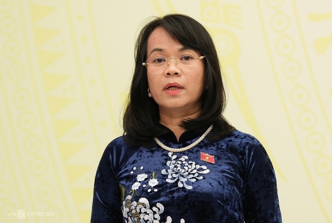 Bà Phạm Thị Hồng Yến, Ủy viên Ủy ban Kinh tế và Tài chính trả lời tại họp báo chiều 11/12. Ảnh: Anh Tú