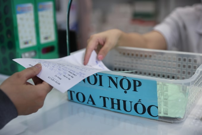 Nhân viên y tế tại nhà thuốc Bệnh viện Quân y 175 (TP HCM) phát thuốc cho bệnh nhân. Ảnh: Quỳnh Trần