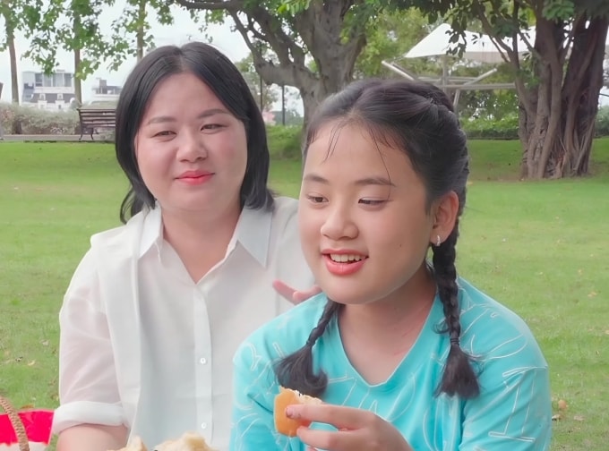 Bé Bảo Ngọc và mẹ. Ảnh: IHH Healthcare Singapore