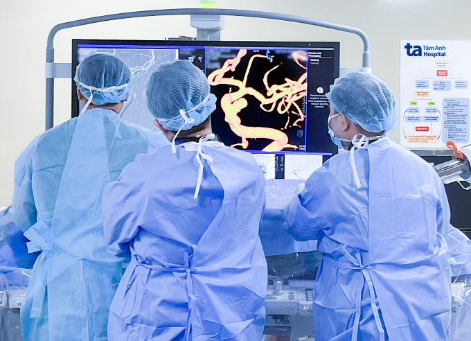 Bác sĩ Hoàn (trái) can thiệp đặt stent cho bà Sáu. Ảnh: Bệnh viện Đa khoa Tâm Anh