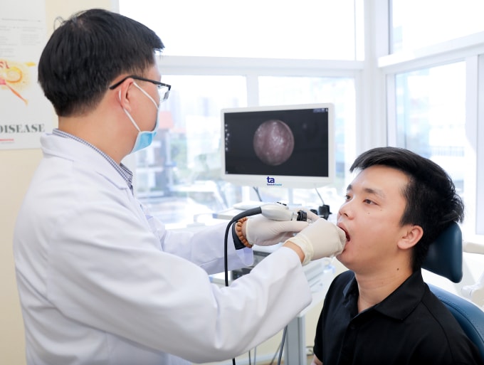 Bác sĩ Phát nội soi họng cho một người bệnh. Ảnh minh họa: Phòng khám Đa khoa Tâm Anh Quận 7