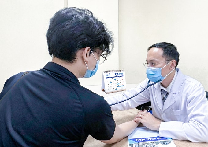 Bác sĩ Duy khám cho một người bệnh rối loạn tuyến giáp. Ảnh: Bệnh viện Đa khoa Tâm Anh