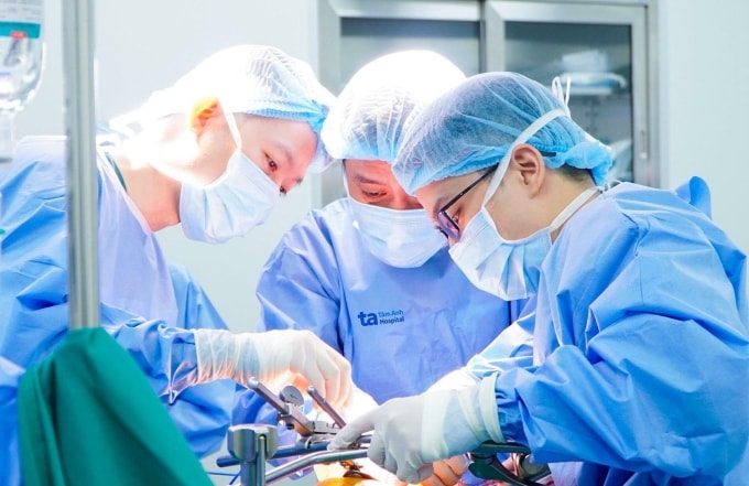 Êkíp phẫu thuật cố định xương sườn cho bệnh nhân. Ảnh: Minh Huyền