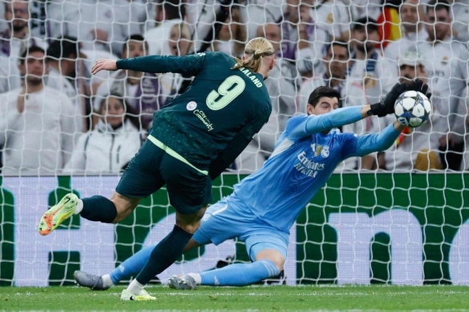 Courtois cản cú sút gần của Haaland ở cuối hiệp một. Ảnh: AFP
