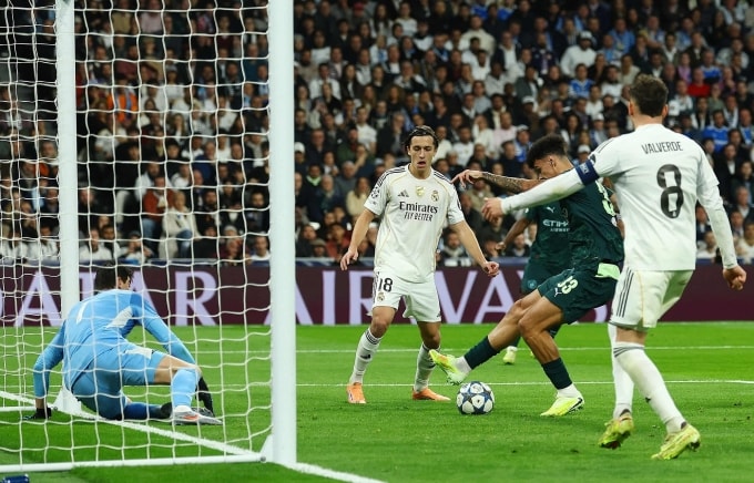 Nico OReilly gỡ hòa trong trận Real 1-2 Man City ở lượt sáu vòng bảng Champions League tối 10/12. Ảnh: Reuters