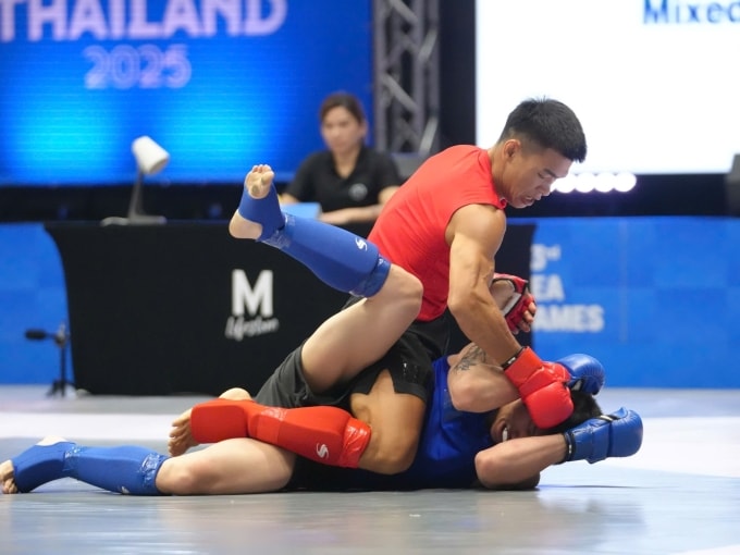 Võ sĩ Việt Nam Trần Ngọc Lượng (áo đỏ) thắng knock-out kỹ thuật võ sĩ Thái Lan Kritsada Kongsrichai ở hạng 60kg MMA hiện đại tại SEA Games 33. Ảnh: VMMAF