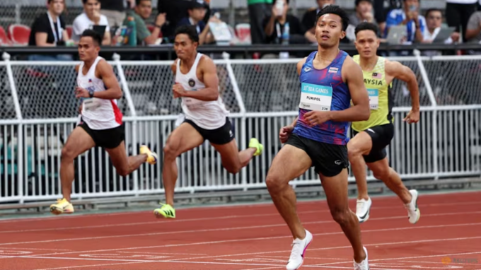 Puripol trên đường chạy Suphachalasai, Bangkok chiều 11/12.