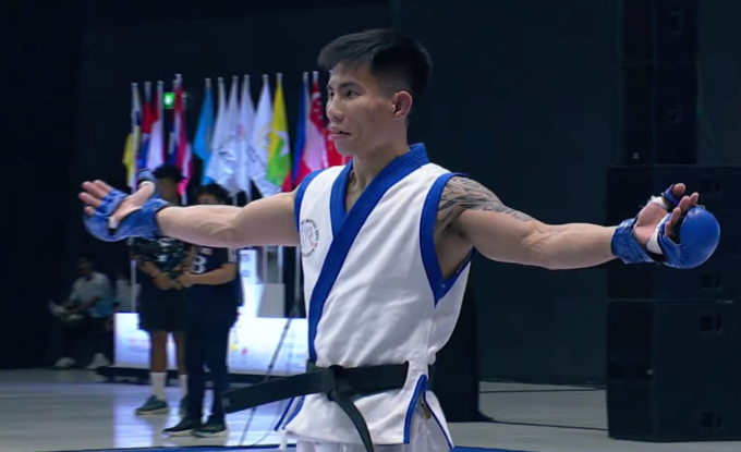 Phạm Văn Nam ngỡ ngàng khi bị xử thua Norachart Sutharang. Ảnh: Chụp màn hình