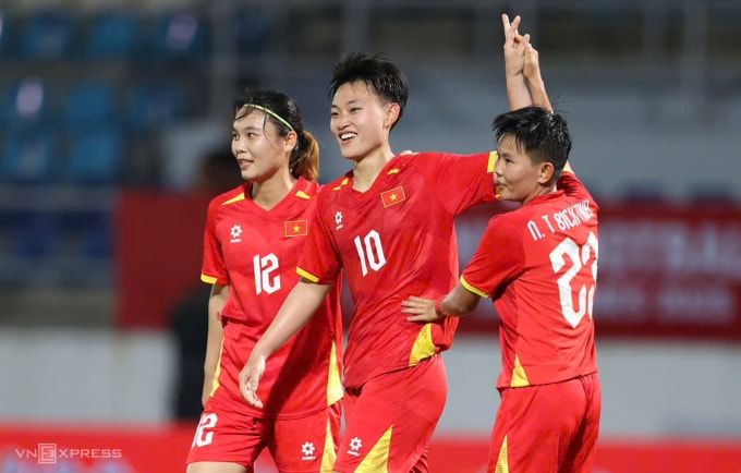 Các cầu thủ Việt Nam ăn mừng trong trận thắng Malaysia ở lượt ra quân SEA Games 33 trên sân Chonburi, Thái Lan. Ảnh: Đức Đồng