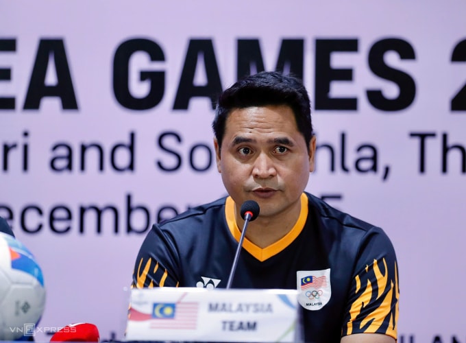 HLV Nafuzi Zain trả lời ở họp báo sau trận Malaysia thua Việt Nam 0-2 ở lượt cuối bảng B bóng đá nam SEA Games 33, trên sân Rajamangala ở Bangkok, Thái Lan ngày 11/12/2025. Ảnh: Hiếu Lương