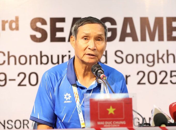 HLV Mai Đức Chung dự họp báo sau trận Việt Nam thắng Myanmar 2-0 ở lượt cuối bảng B bóng đá nữ SEA Games 33, trên sân Chonburi ở Thái Lan ngày 11/12/2025. Ảnh: Đức Đồng
