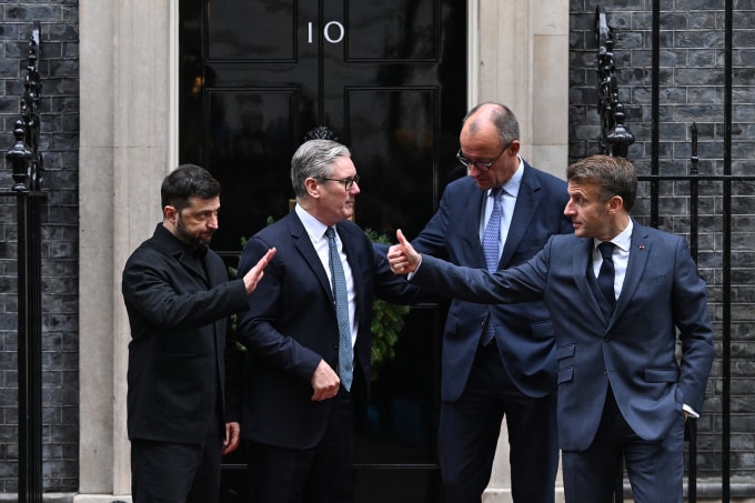 Tổng thống Ukraine (trái) và các lãnh đạo châu Âu trước phủ Thủ tướng Anh ở số 10 phố Downing ngày 8/12. Ảnh: AFP