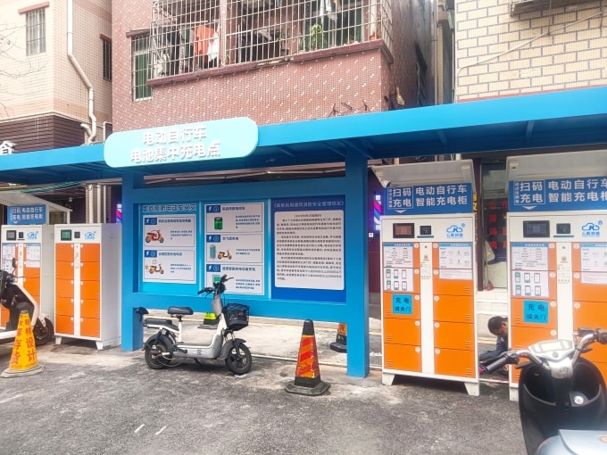 Khu đổi pin cho xe máy điện đặt dưới sân một khu dân cư ở Quảng Châu. Ảnh: Gzyunku