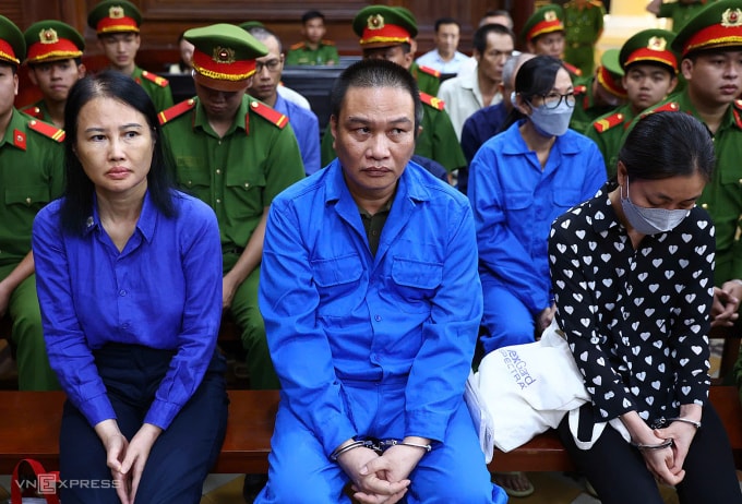 Bị cáo Hoàng Thị Thúy Nga và các đồng phạm tại tòa. Ảnh: Trần Quỳnh
