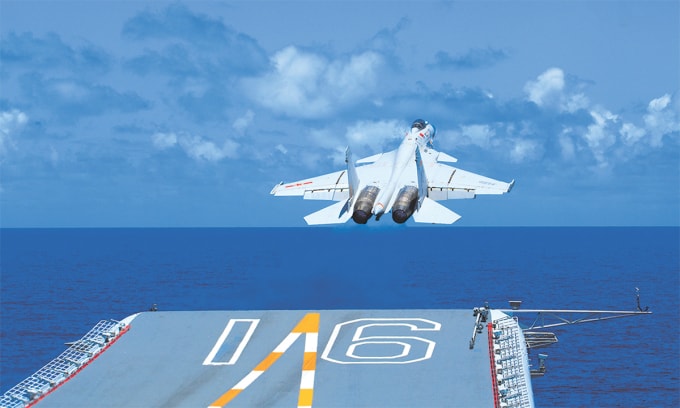 Tiêm kích hạm J-15 cất cánh từ tàu sân bay Liêu Ninh tháng 4/2020. Ảnh: PLA