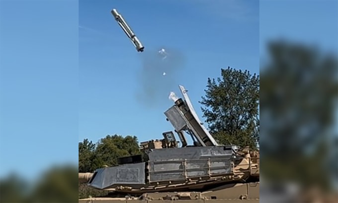 Xe tăng M1A2 Abrams SEPv3 phóng UAV UAV Switchblade trong ảnh chụp ngày 5/12. Ảnh: GDLS