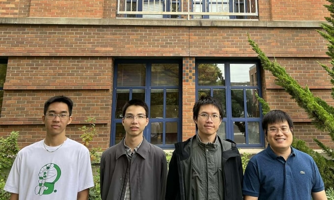 Thiện (ngoài cùng bên phải) và sinh viên tại Đại học Oregon. Ảnh: Nhân vật cung cấp