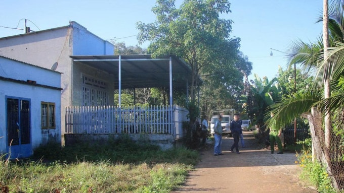 Cảnh sát khám nghiệm hiện trường vụ nổ súng. Ảnh: Thái Hà