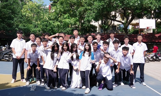 Tập thể đội bóng rổ THPT Cầu Giấy chụp ảnh tại sân trường hồi tháng 9/2025. Ảnh: CGBC