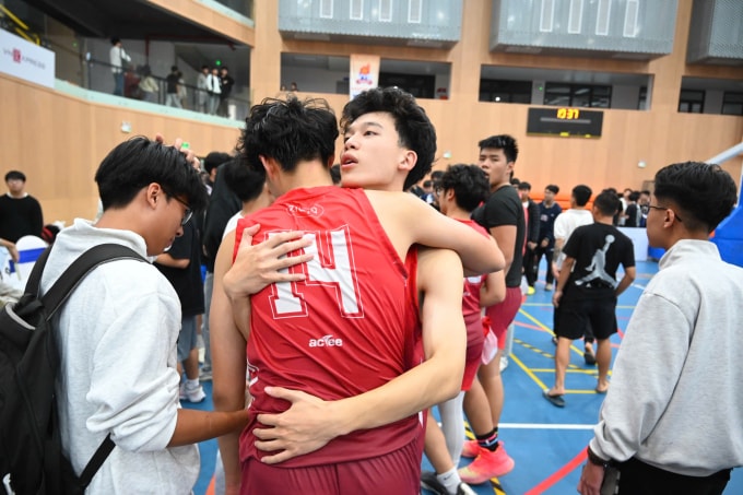 Các thành viên đội bóng rổ nam THPT Cầu Giấy động viên nhau sau khi thua chung kết ngày 7/12. Ảnh: Giang Huy