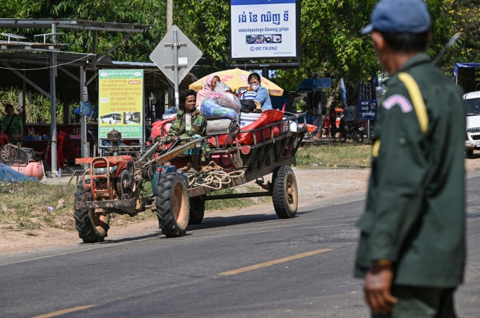 Người dân Campuchia sơ tán khỏi vùng giao tranh ở biên giới tại Siem Reap hôm 9/12. Ảnh: AFP