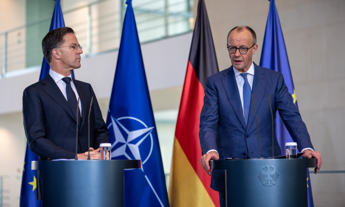 Tổng thư ký NATO Mark Rutte và Thủ tướng Đức Friedrich Merz tại cuộc họp báo ở Berlin hôm 11/12. Ảnh: AP