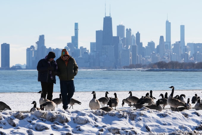 Người dân đi bộ ven hồ Michigan, Chicago, ngày 4/12. Ảnh: AP