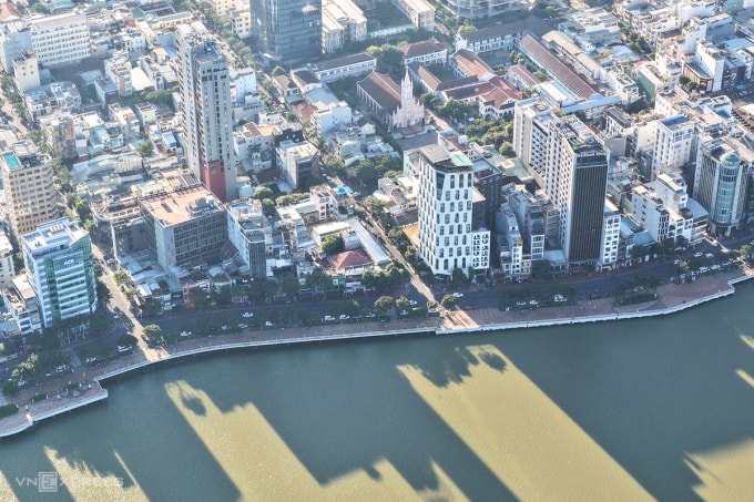 Đường Bạch Đằng, đoạn giữa Nguyễn Văn Linh và Lê Duẩn, đang có giá 340 triệu đồng/m2, cao nhất TP Đà Nẵng. Ảnh: Nguyễn Đông