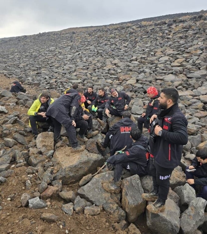 Lực lượng cứu hộ tại khu vực tìm thấy Amir Alcedduh gần con đập. Ảnh: Onedio