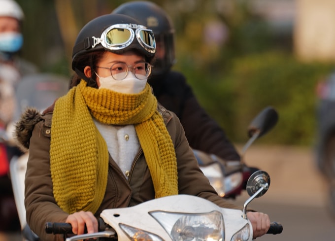 Người Hà Nội trong giá lạnh. Ảnh: Ngọc Thành