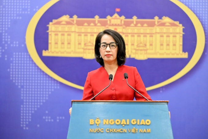 Người phát ngôn Bộ Ngoại giao Phạm Thu Hằng trong cuộc họp báo ngày 11/12. Ảnh: BNG