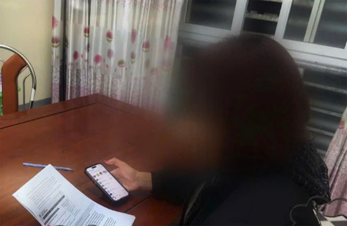 Người phụ nữ trình báo sự việc tại cơ quan điều tra. Ảnh: Công an cung cấp