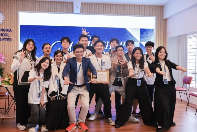 Nhật (áo vest xanh) cùng các bạn trong một phiên họp giả định Liên Hợp Quốc (MUN). Ảnh: Nhân vật cung cấp