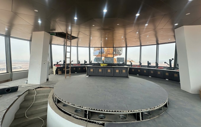 Bên trong đài kiểm soát không lưu sân bay Long Thành đang lắp đặt thiết bị. Ảnh: VATM.