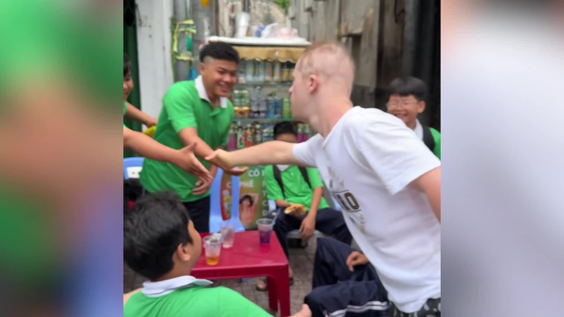 Khoảnh khắc ở TP HCM khiến ông bố Tây có con bị down xúc động